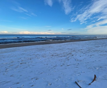Zimowy krajobraz nadmorski &ndash; plaża w Jastarni