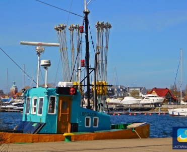 Port na północnym wybrzeżu Zatokiej Puckiej na Mierzei Helskiej.